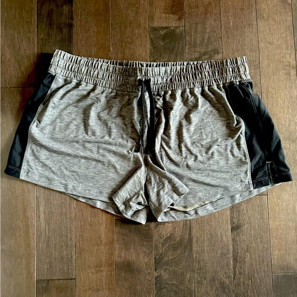 Under Armour Running Shorts - Picture 2 of 7